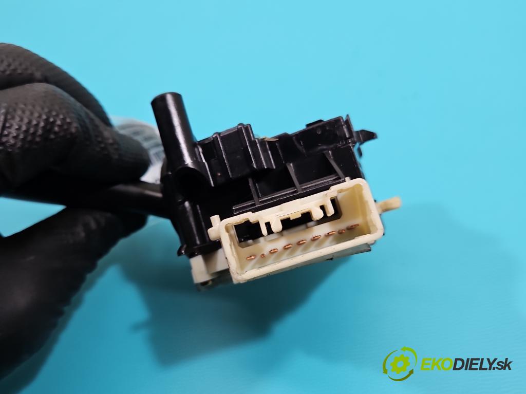 Toyota Yaris I 1999-2005 1.0 vvti 68 HP manual 50 kW 998 cm3 5- prepínač smeroviek 1736481 (Prepínacie páčky pod volantom)