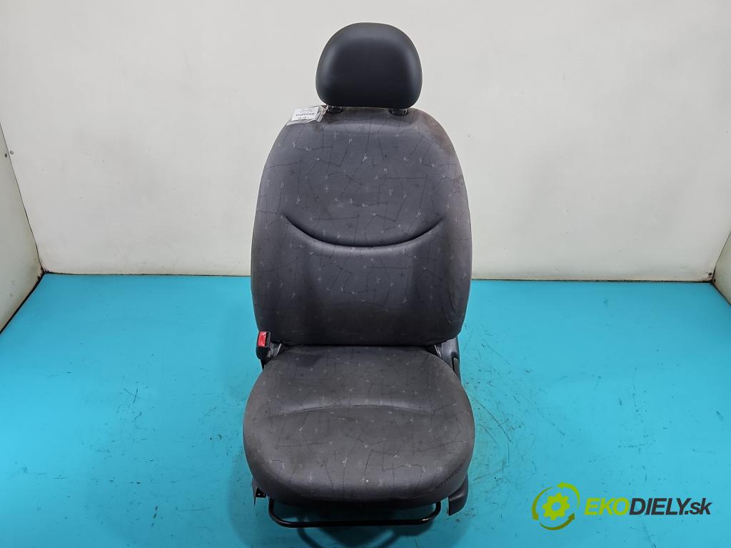 Toyota Yaris I 1999-2005 1.0 vvti 68 HP manual 50 kW 998 cm3 5- Sedačka ľavý  (Sedadlo)