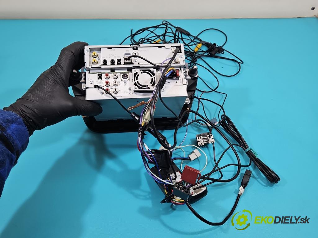 Suzuki SX4 S-Cross 2013-2021 1.6 16V 120 hp manual 88 kW 1586 cm3 5- Radio KENWOOD DNX4230BT