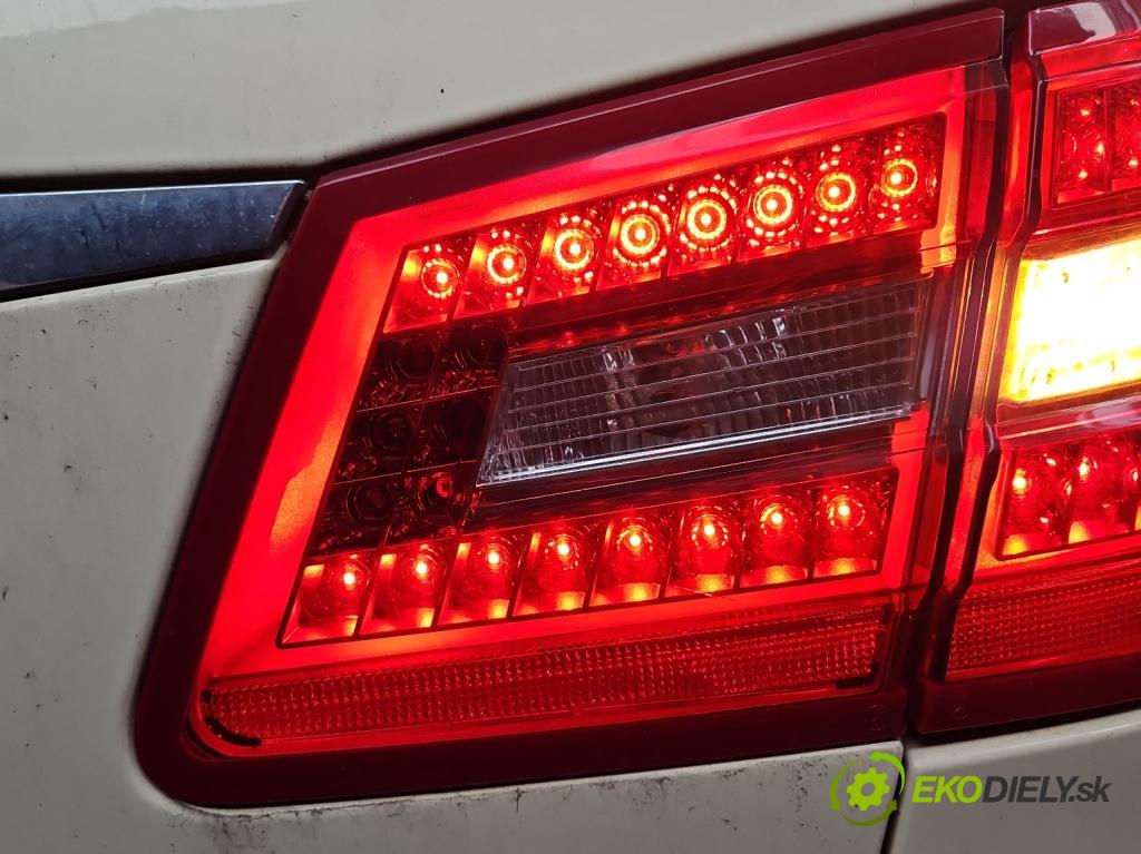 Mercedes E W212 2009-2016 2.2 CDI 136 HP automatic 100 kW 2143 cm3 5- svetlo / reflektor zadné pravé  (Kľučka dverí ostatné)