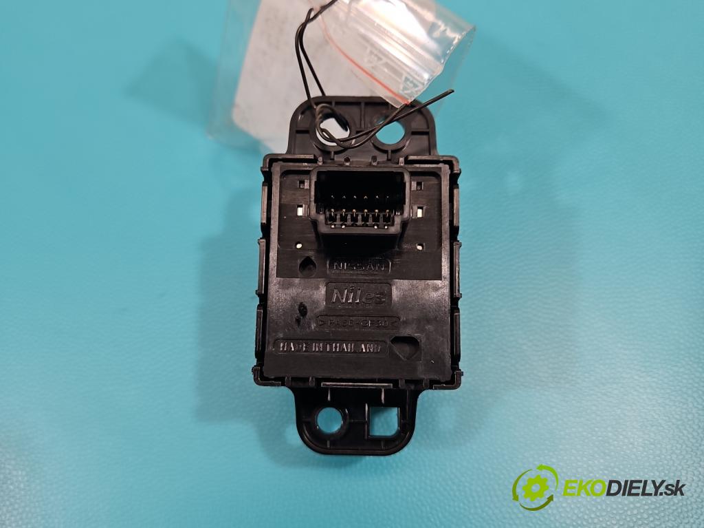 Nissan Qashqai II J11 2013-2021 1.6 dci 131 HP manual 96 kW 1598 cm3 5- prepínač brzda: ručný 13727SN (Prepínacie páčky pod volantom)