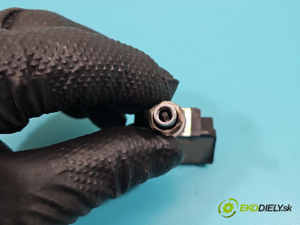 Suzuki SX4 S-Cross 2013-2021 1.6 16V 120 hp manual 88 kW 1586 cm3 5- snímač tlaku pneumatika S180052024D (Snímač tlaku v pneumatice)