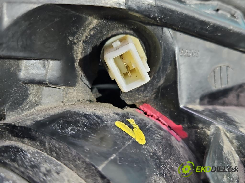 Toyota Rav4 III 2005-2012 2.2 D4D 136 HP manual 100 kW 2231 cm3 5- Reflektor: ľavý  (Kľučka dverí ostatné)