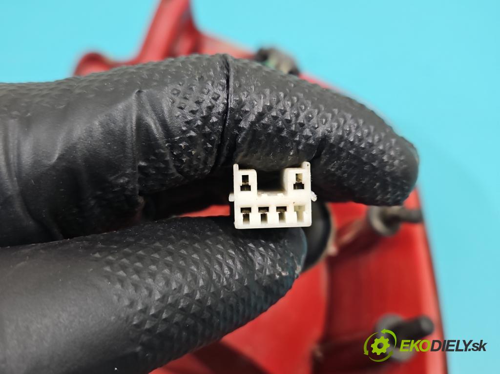 Mitsubishi Space star 1.8 GDI 122 hp manual 90 kW 1834 cm3 5- světlo zadní levé  (Klika dveří ostatní)