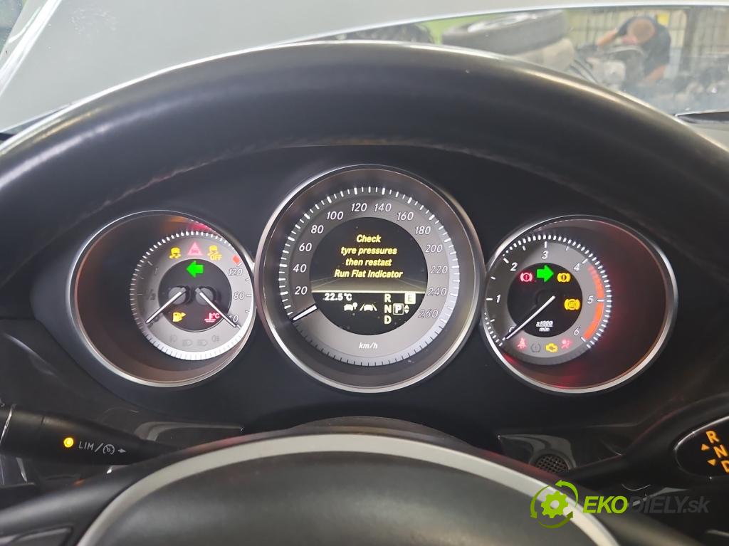 Mercedes CLS II C218 2010-2018 3.0 cdi (642853) 265KM automatic 195 kW 2987 cm3 4- prístrojovka/ budíky A21890066 (Prístrojová doska)