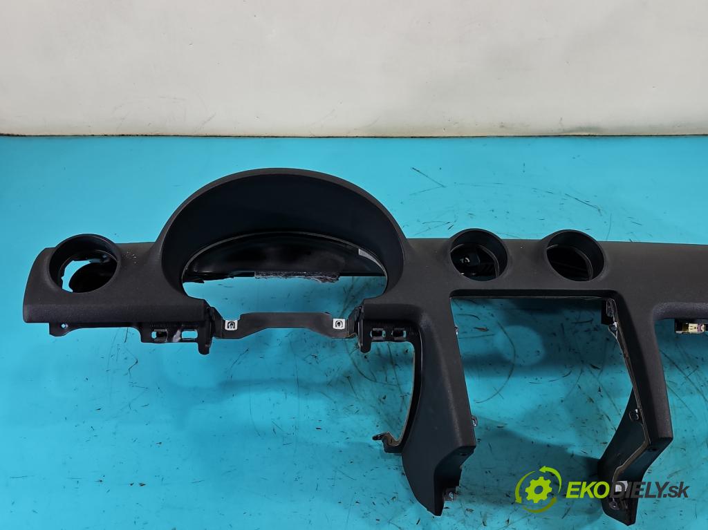 Audi A3 8P 2003-2012 1.6 FSI 116 hp manual 85 kW 1598 cm3 3- kokpit,přistrojova deska