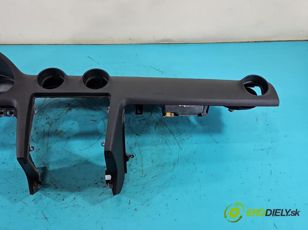 Audi A3 8P 2003-2012 1.6 FSI 116 hp manual 85 kW 1598 cm3 3- kokpit,přistrojova deska