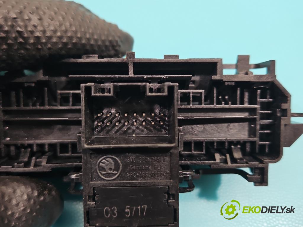 Skoda Superb III 2015-2024 2.0 tdi 190 HP automatic 140 kW 1968 cm3 5- prepínač brzda: ručný 3V0927225B (Prepínacie páčky pod volantom)