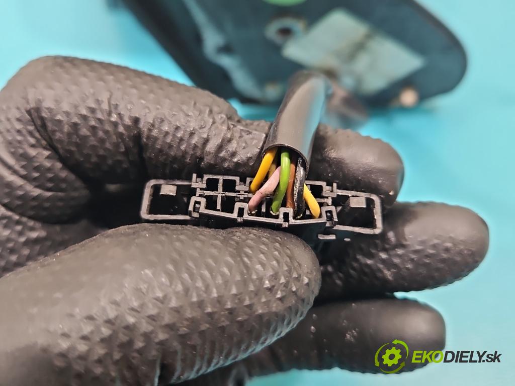 Skoda Octavia II 2004-2013 1.9 tdi 105 HP manual 77 kW 1896 cm3 5- zrkadlo ľavé  (Kľučka dverí ostatné)