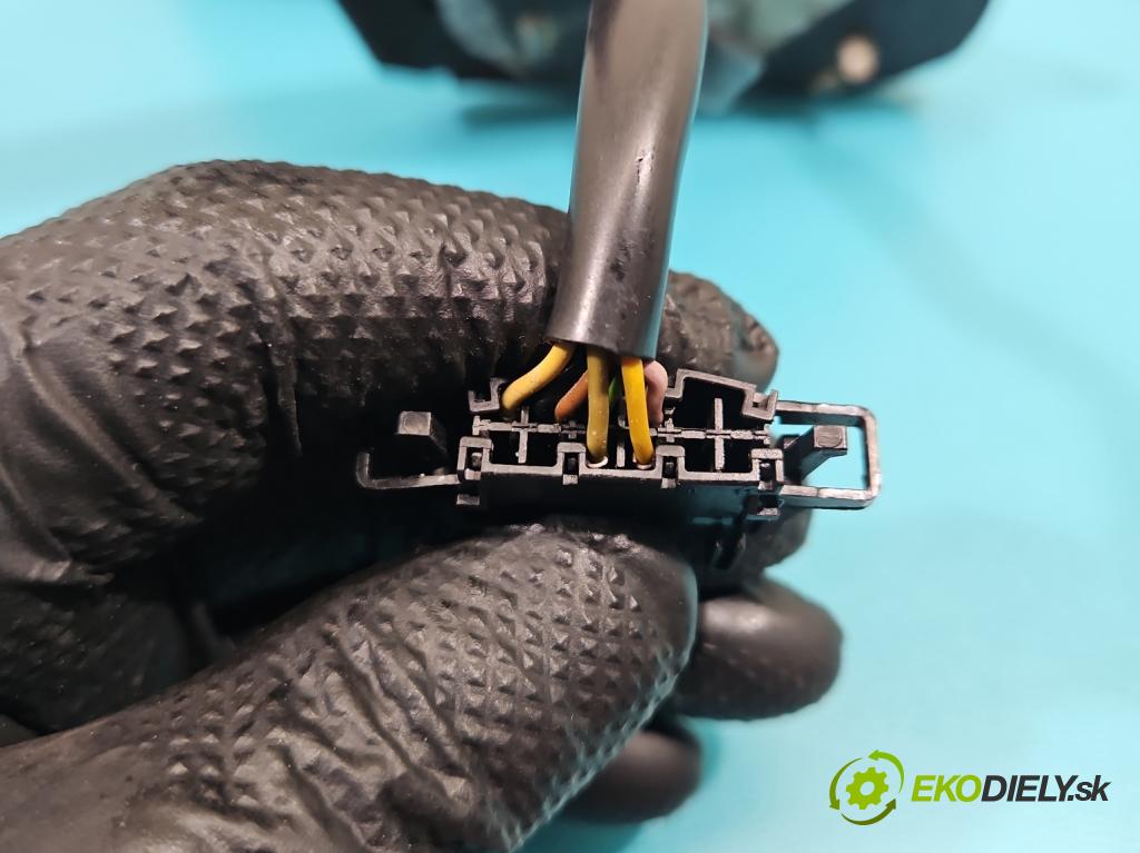 Skoda Octavia II 2004-2013 1.9 tdi 105 HP manual 77 kW 1896 cm3 5- zrkadlo ľavé  (Kľučka dverí ostatné)