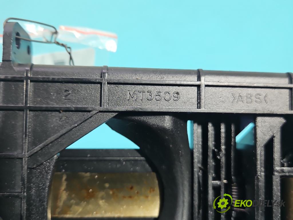 Toyota Avensis II T25 2003-2008 2.2 D-CAT 177 HP manual 130 kW 2231 cm3 5- Rukojeť: na nápoje:  (Držiak (úchyt) na nápoje)