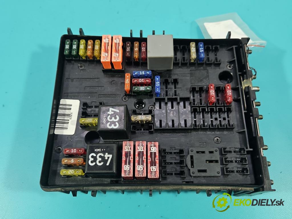 Audi A3 8P 2003-2012 1.6 FSI 116 hp manual 85 kW 1598 cm3 3- skříňka pojistková 1K0937124H (Pojistková skříňka)