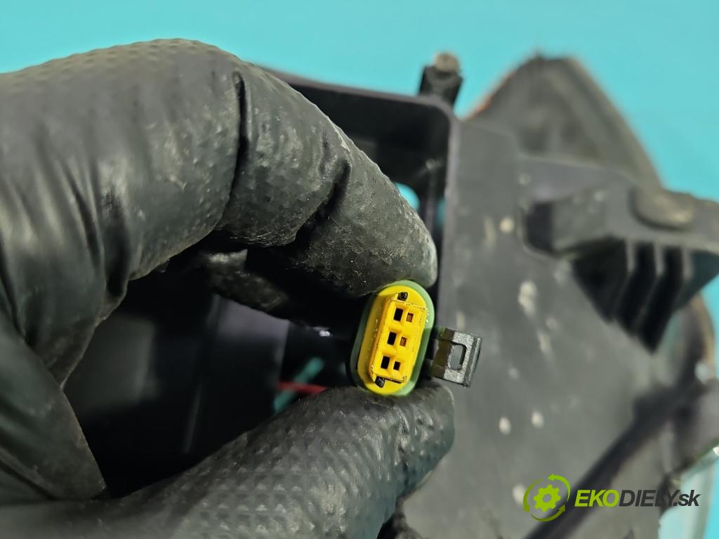 Ford Focus Mk3 2010-2018 1.6 tdci 116 hp manual 85 kW 1560 cm3 5- světlo pravý  (Pravé přední světlo)