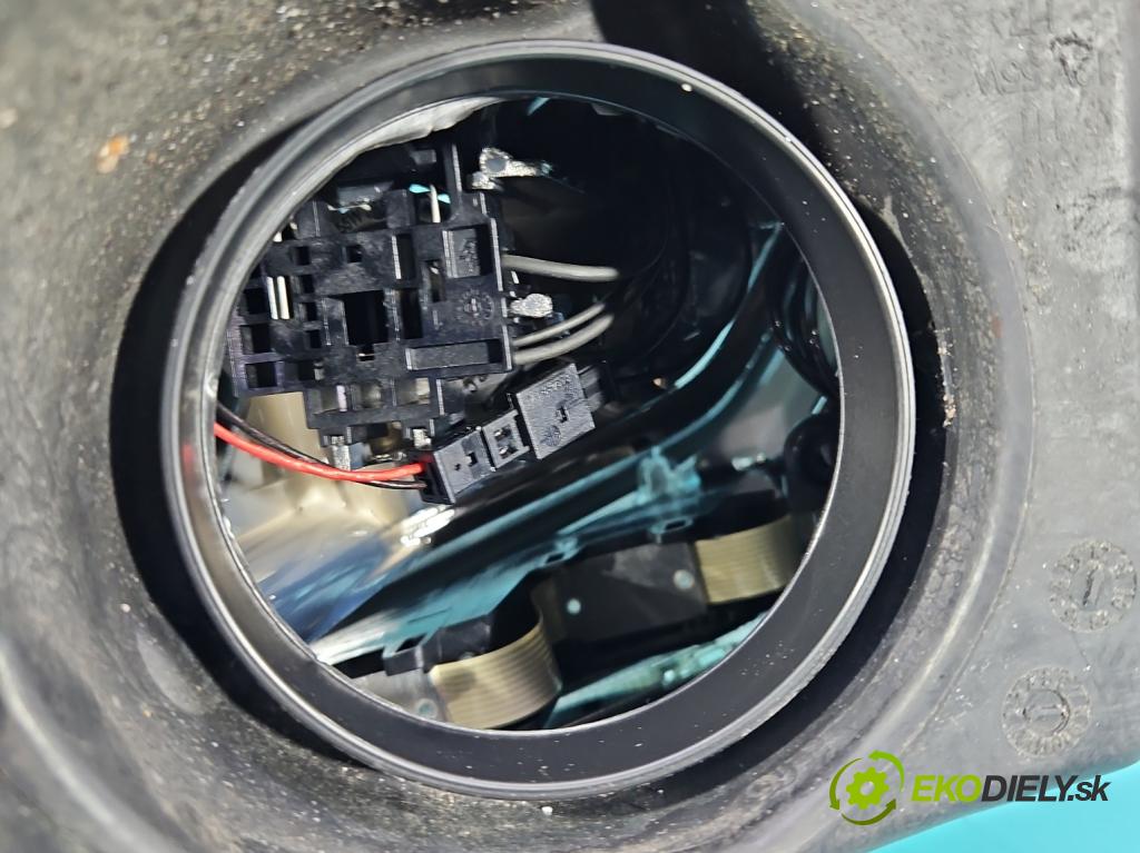 Ford Focus Mk3 2010-2018 1.6 tdci 116 hp manual 85 kW 1560 cm3 5- světlo pravý  (Pravé přední světlo)