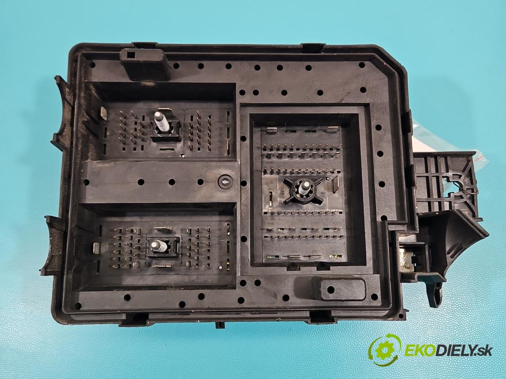 Opel Mokka A 2012-2019 1.4 T 140 hp manual 103 kW 1364 cm3 5- skříňka pojistková 94520915 (Pojistková skříňka)