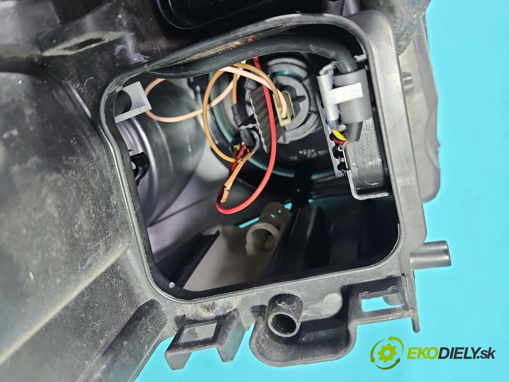 Audi A8 D3 2002-2009 3.0 tdi 232KM automatic 171 kW 2967 cm3 4- světlo pravý  (Pravé přední světlo)