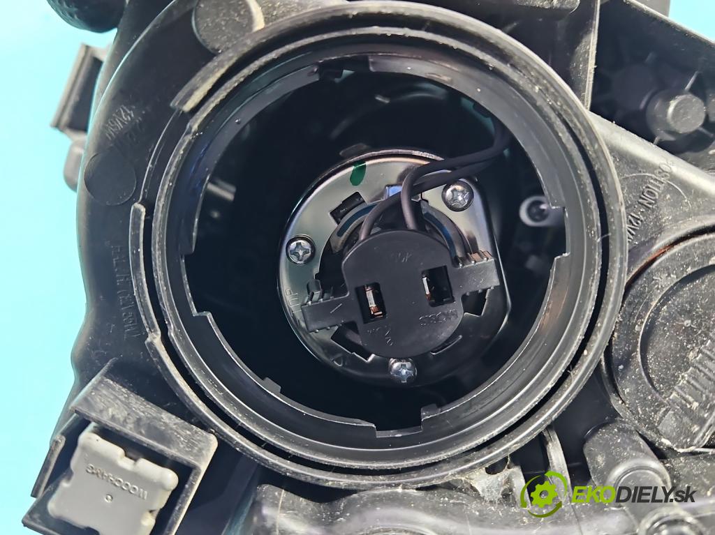 Hyundai Tucson III 2015-2020 1.6 GDI 132 hp manual 97 kW 1591 cm3 5- světlo pravý 92102-D7 (Pravé přední světlo)