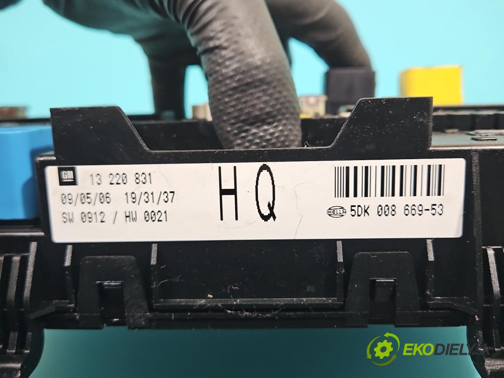 Opel Zafira B 2005-2014 1.9 cdti 120 hp manual 88 kW 1910 cm3 5- skříňka pojistková 13220831 (Pojistková skříňka)