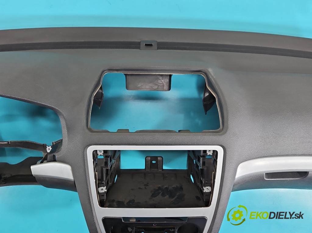 Skoda Octavia II 2004-2013 1.9 tdi 105 hp manual 77 kW 1896 cm3 5- kokpit,přistrojova deska