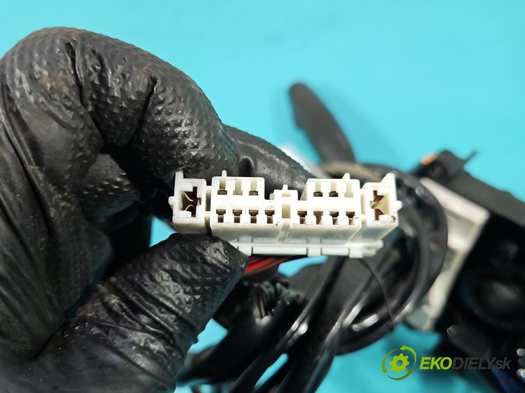 Opel Monterey 1992-1999 3.2 24V 177 HP manual 130 kW 3165 cm3 5- prepínač komplex:  (Prepínacie páčky pod volantom)