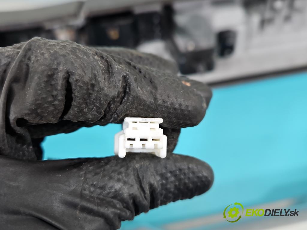 Nissan X-trail II T31 2008-2013 z světlem ,zlomený 3el