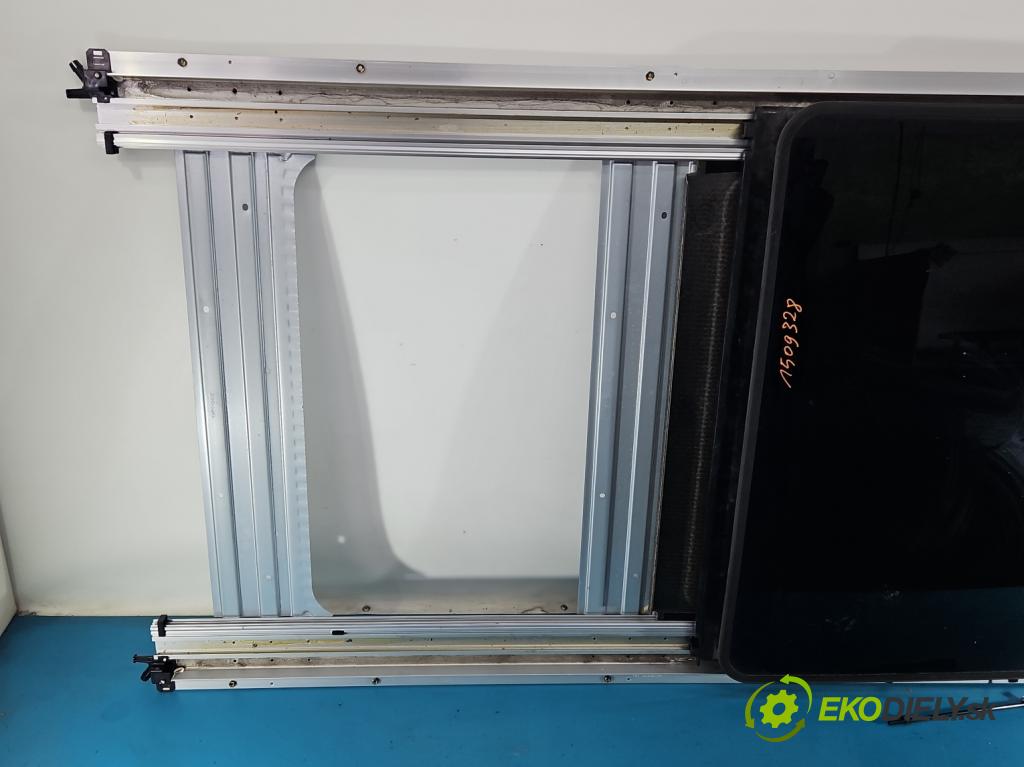 Nissan X-trail II T31 2008-2013 2.0 dci 173KM manual 127 kW 1995 cm3 5- Střešní okno:  (Sklo karoserie)