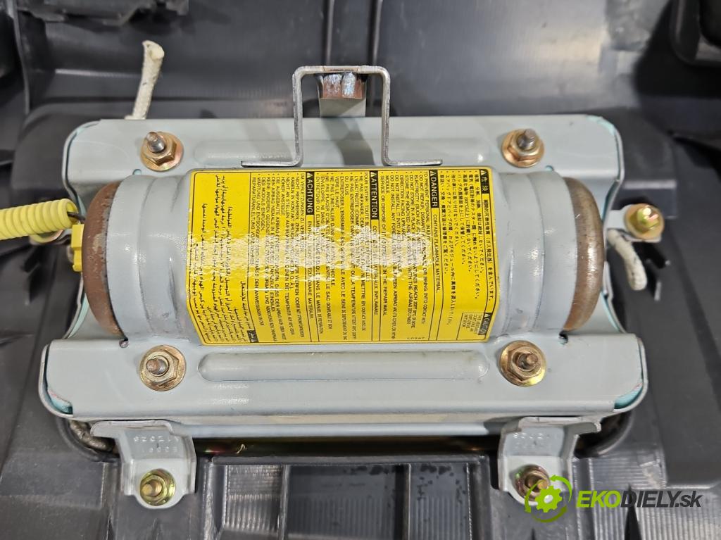 Toyota Corolla E12 2001-2009 2.0 D4D 90 hp manual 66 kW 1995 cm3 5- kokpit,přistrojova deska