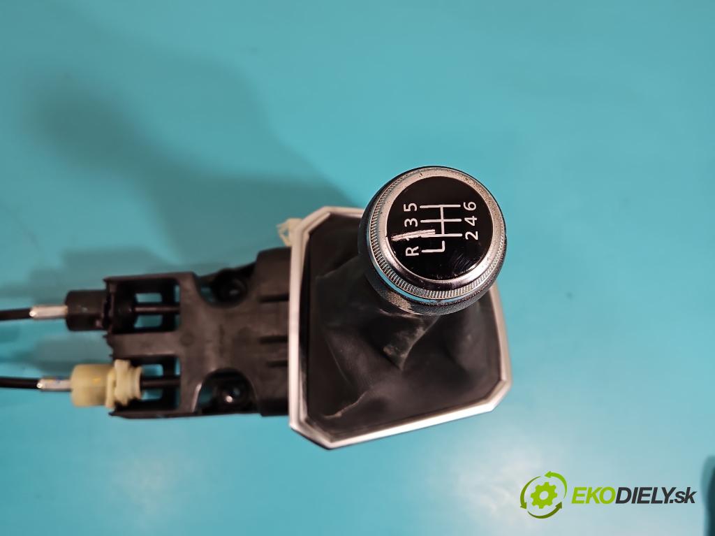 Dacia Sandero III 2020- 1.0 SCe: 480) 91 KM manual 67 kW 999 cm3 5- Páka: Změny: stupeň,rýchlosť 349015097R (Rýchlostná páka (kulisa))