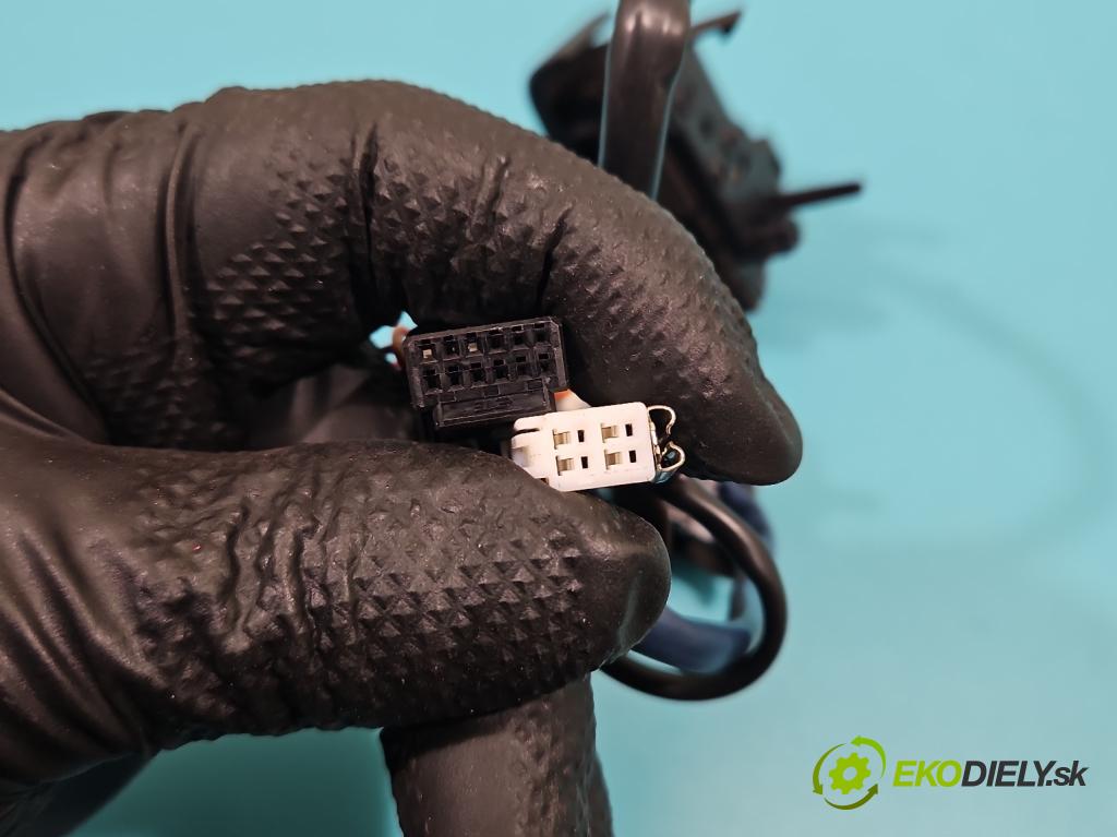 Suzuki SX4 S-Cross 2013-2021 1.4 T 140 HP manual 103 kW 1373 cm3 5- prepínač multifunkční: řízení:  (Prepínacie páčky pod volantom)