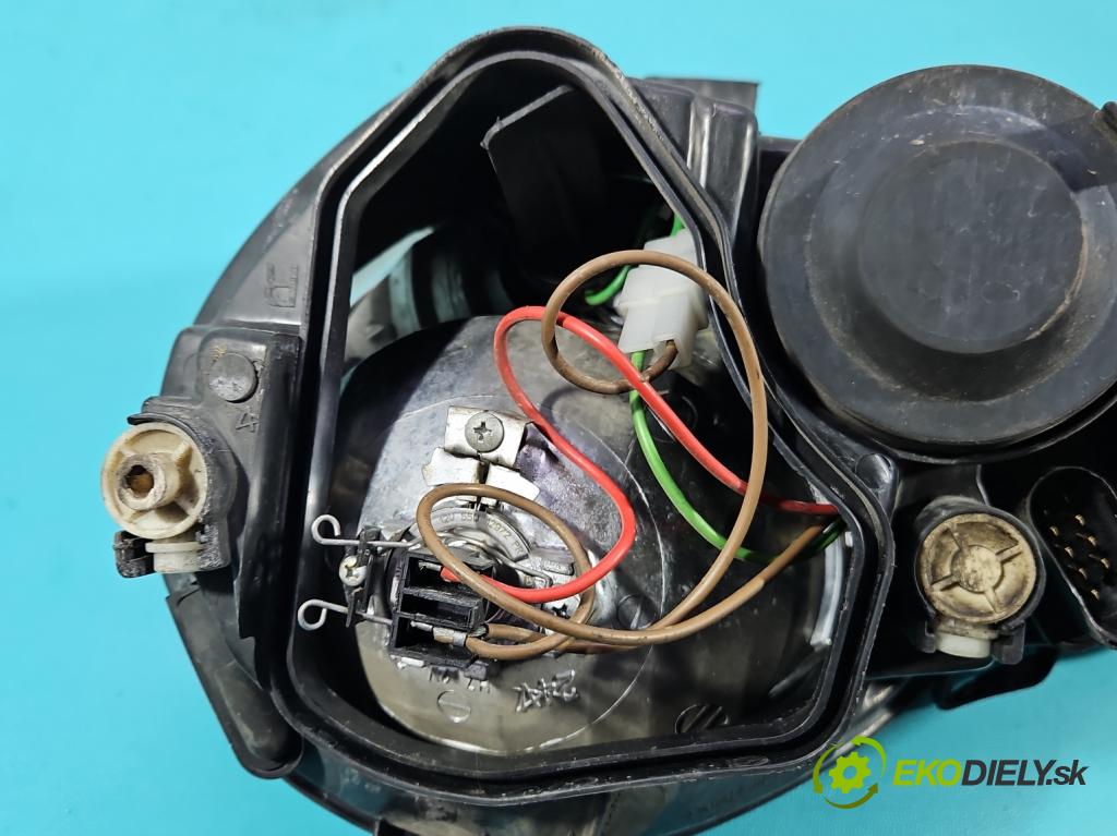 Vw Polo IV 9N 2001-2009 1.2 12V 64 HP manual 47 kW 1198 cm3 5- Reflektor: pravý  (Svetlo predné pravé)