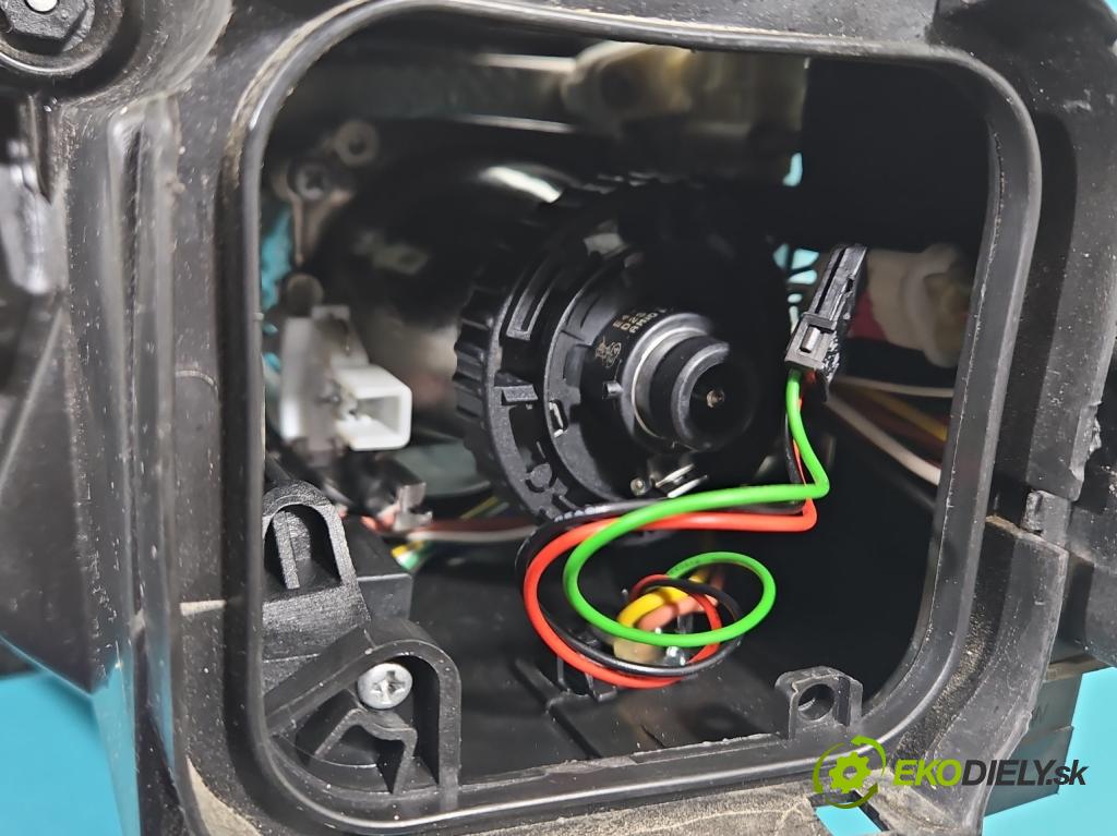 Audi A3 8P 2003-2012 2.0 tdi 140 HP manual 103 kW 1968 cm3 3- Reflektor: pravý  (Svetlo predné pravé)