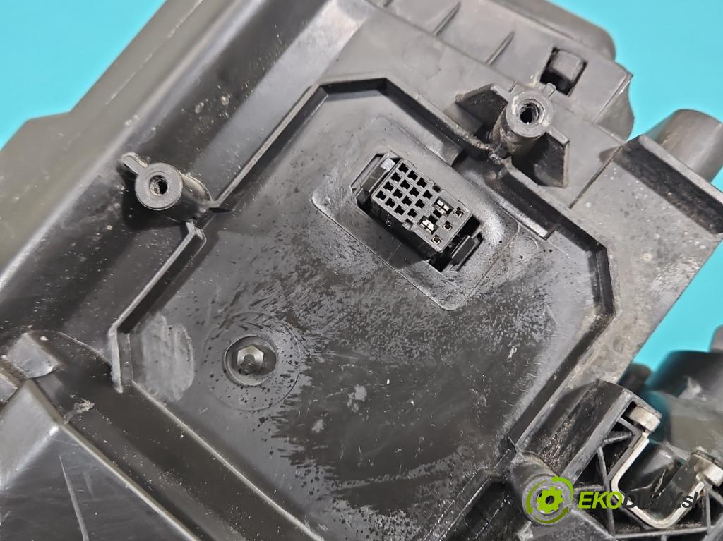 Audi A3 8P 2003-2012 2.0 tdi 140 HP manual 103 kW 1968 cm3 3- Reflektor: pravý  (Svetlo predné pravé)