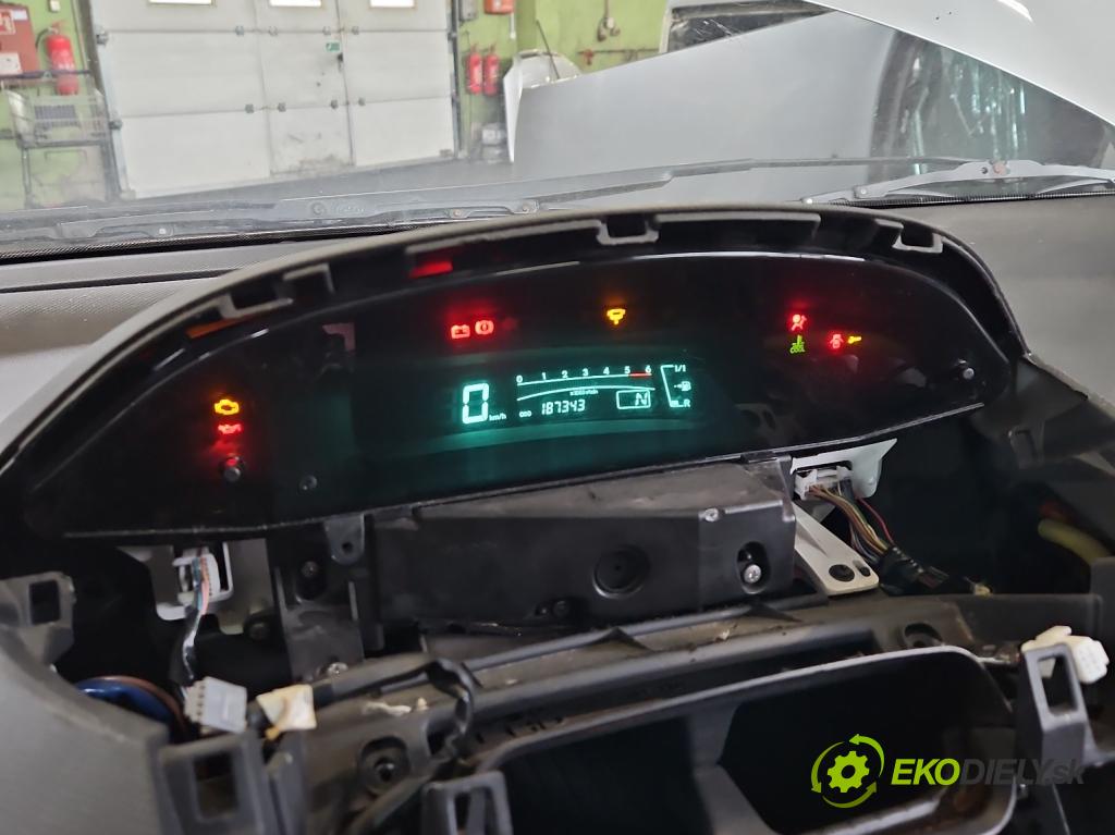 Toyota Yaris II 2005-2011 1.4 D4D 90 HP automatic 66 kW 1364 cm3 5- prístrojovka/ budíky 83800-0D630 (Prístrojová doska)