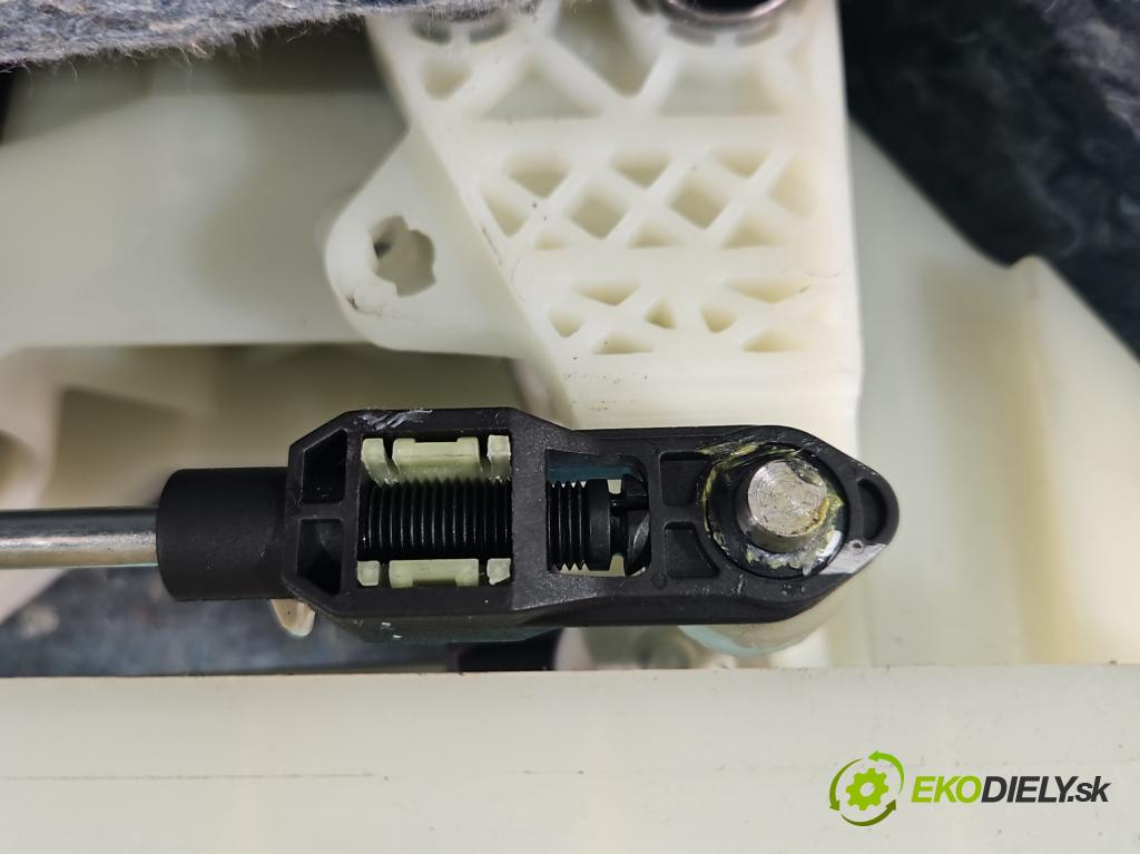 Suzuki SX4 S-Cross 2013-2021 1.4 T 140 HP manual 103 kW 1373 cm3 5- Páka: Změny: stupeň,rýchlosť 28139-62M00-000 (Rýchlostná páka (kulisa))