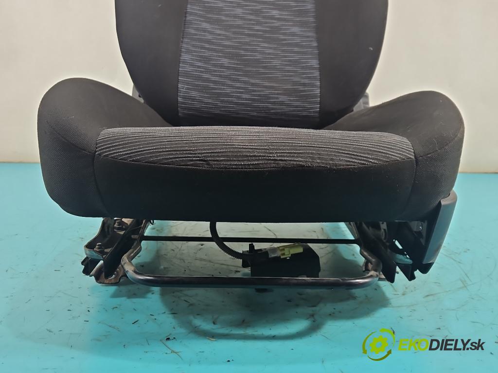 Kia Ceed I 2006-2012 1.4 16V 109 HP manual 80 kW 1396 cm3 5- Sedačka ľavý  (Sedadlo)