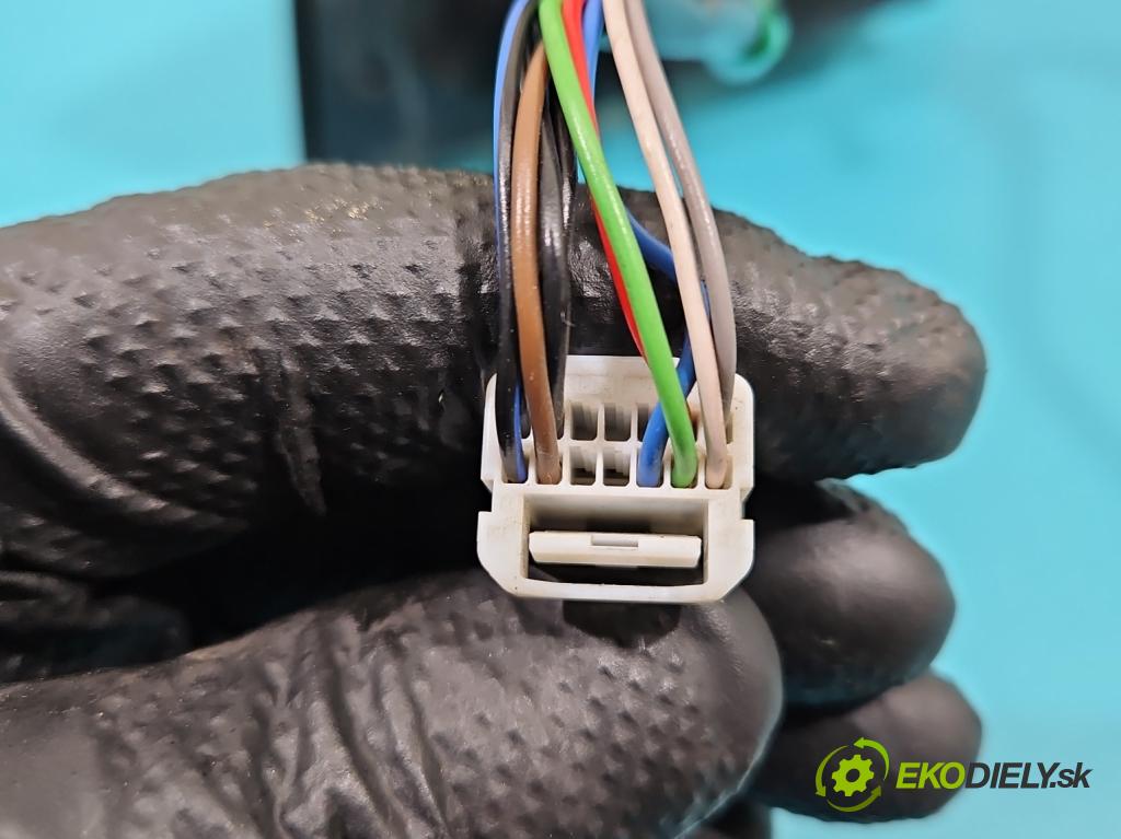 Toyota Auris II 2012-2018 1.6 16V 132 hp manual 97 kW 1598 cm3 5- zpětné zrcátko pravé  (Klika dveří ostatní)