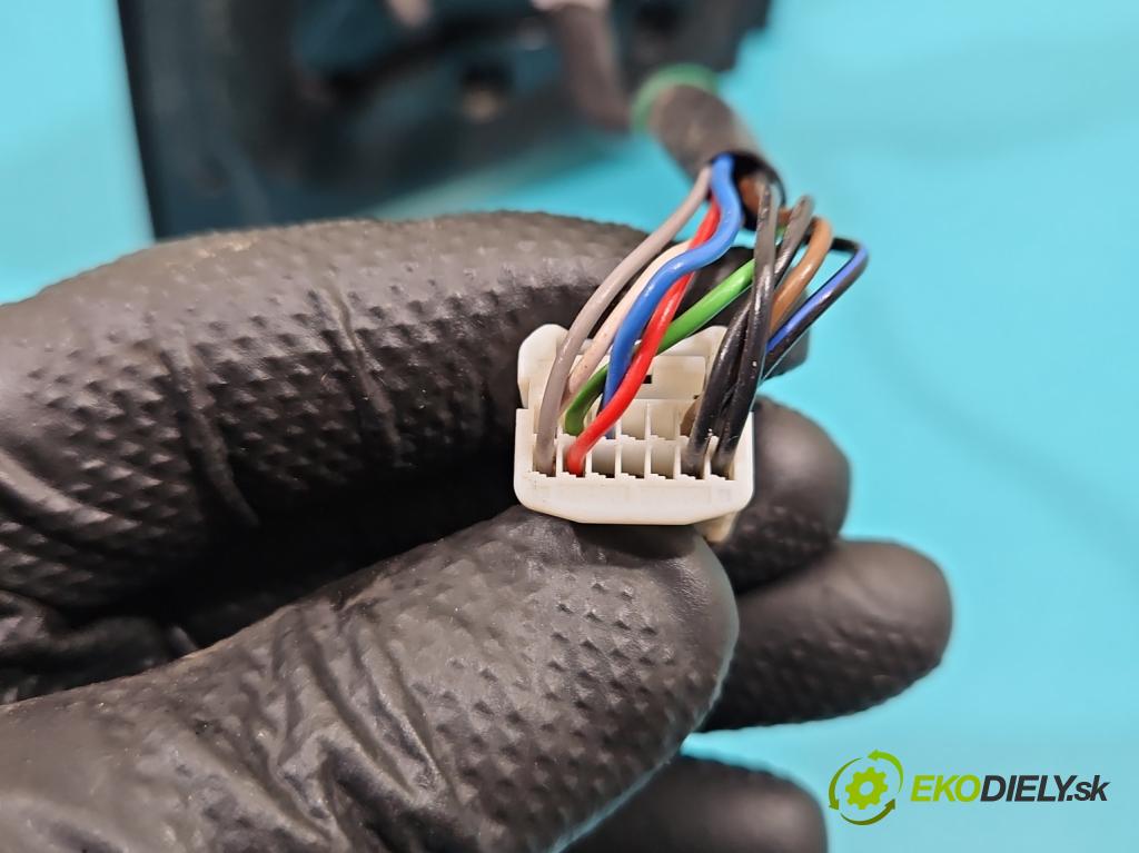 Toyota Auris II 2012-2018 1.6 16V 132 hp manual 97 kW 1598 cm3 5- zpětné zrcátko pravé  (Klika dveří ostatní)