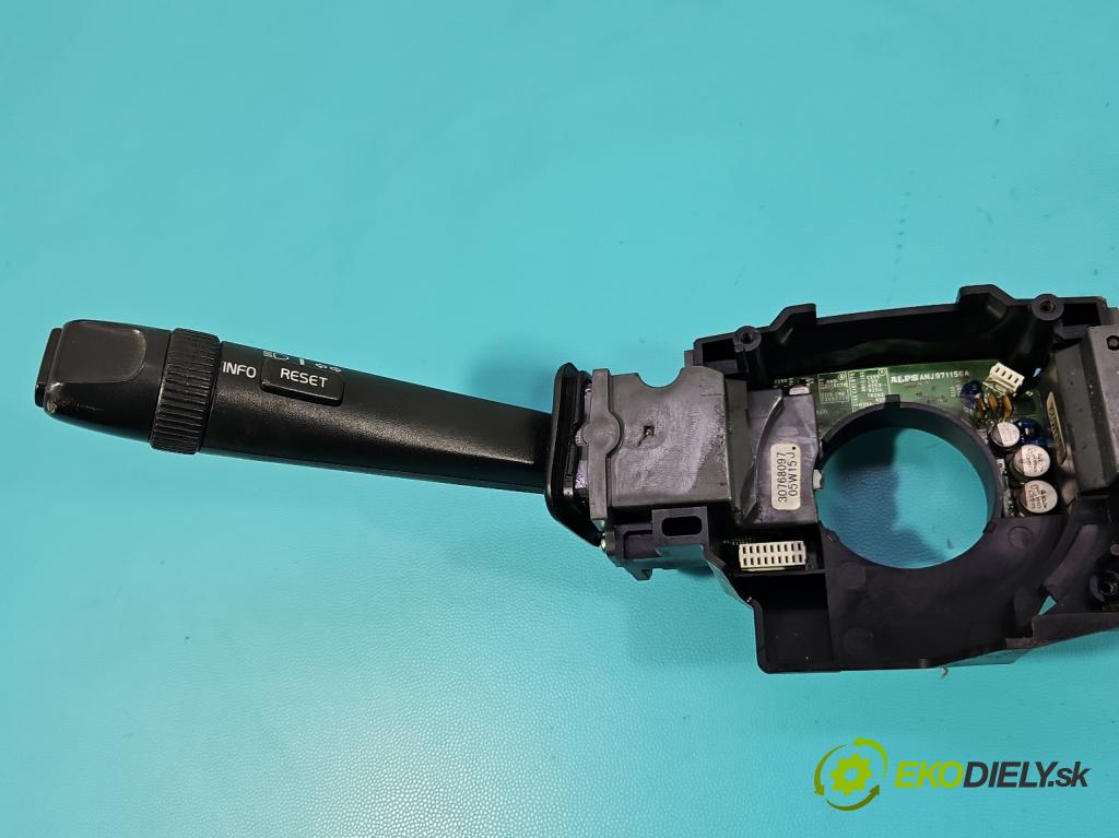 Volvo V70 II 1999-2007 2.4 D5 163 HP automatic 120 kW 2401 cm3 5- prepínač komplex: 30739600 (Prepínacie páčky pod volantom)