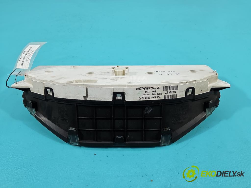 Volvo V70 II 1999-2007 2.4 D5 163 HP automatic 120 kW 2401 cm3 5- prístrojovka/ budíky 30682277 (Prístrojová doska)