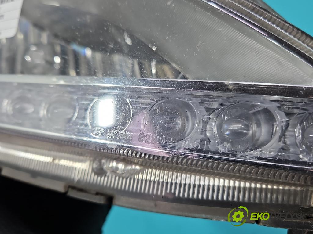 Hyundai I30 II 2012-2016 1.4 16V 100 hp manual 73.2 kW 1396 cm3 5- Halogen pravý  (Klika dveří ostatní)