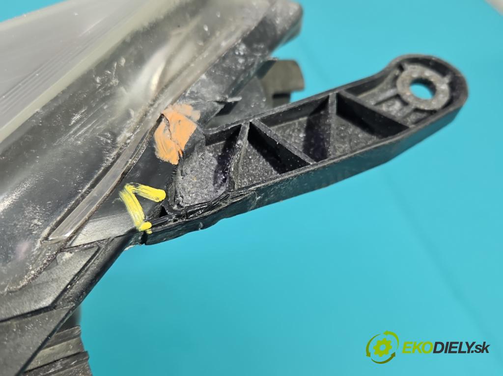 Opel Zafira B 2005-2014 1.9 cdti 120 HP manual 88 kW 1910 cm3 5- Reflektor: pravý 0301214202 (Svetlo predné pravé)