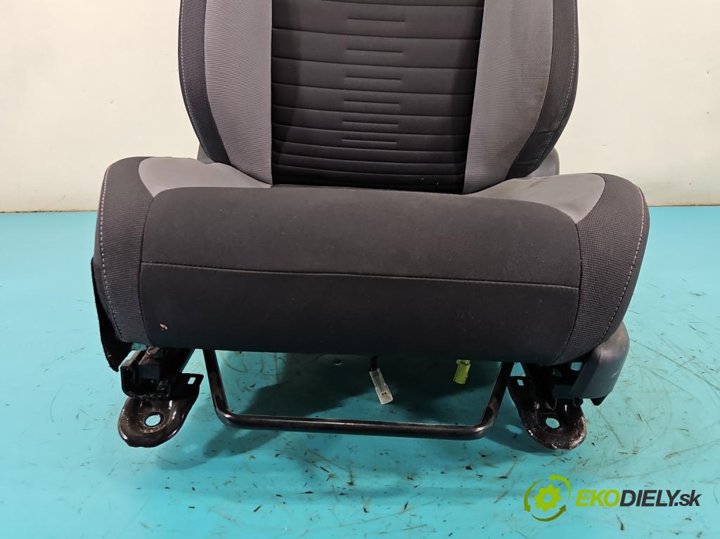 Toyota Auris II 2012-2018 1.6 16V 132 HP manual 97 kW 1598 cm3 5- Sedačka ľavý (Sedadlo)
