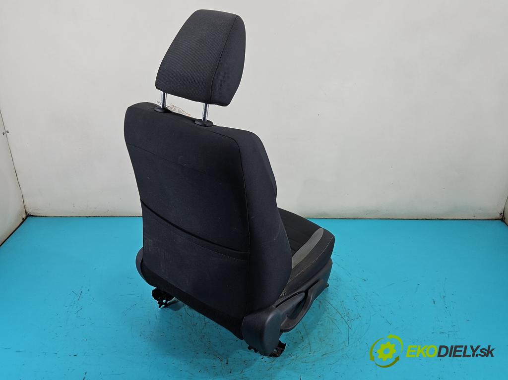 Toyota Auris II 2012-2018 1.6 16V 132  HP manual 97 kW 1598 cm3 5- Sedačka pravý  (Sedadlo)