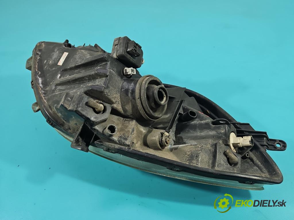 Toyota Yaris II 2005-2011 1.4 D4D 90 HP automatic 66 kW 1364 cm3 5- Reflektor: pravý  (Svetlo predné pravé)