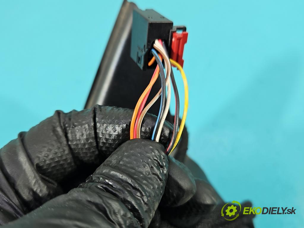 Skoda Yeti 2009-2017 1.2 TSI 105 hp manual 77 kW 1197 cm3 5- zpětné zrcátko pravé 5L0857934 (Klika dveří ostatní)