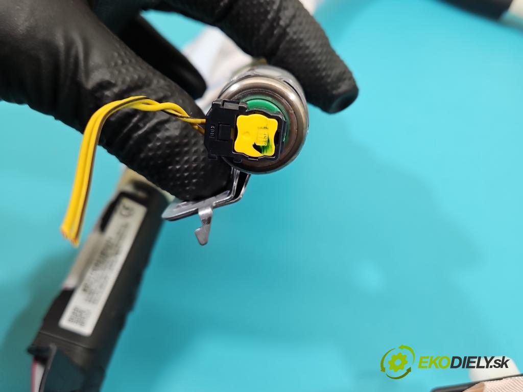 Toyota Auris II 2012-2018 1.6 16V 132  HP manual 97 kW 1598 cm3 5- clona pravé TG11E01001