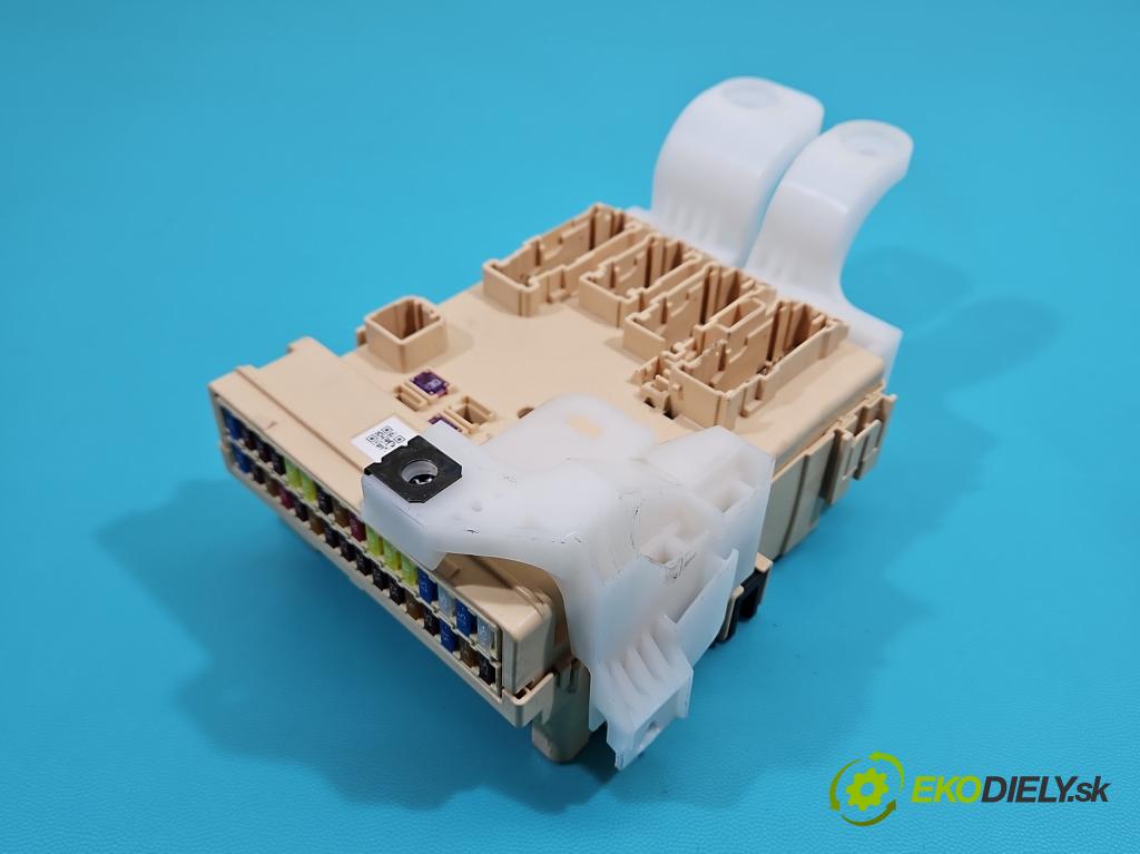 Toyota Auris II 2012-2018 1.6 16V 132 hp manual 97 kW 1598 cm3 5- skříňka pojistková 89221-02480 (Pojistková skříňka)