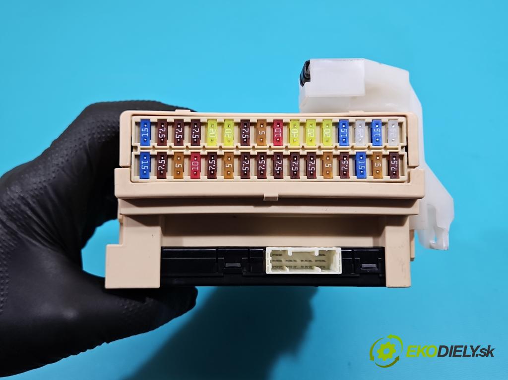 Toyota Auris II 2012-2018 1.6 16V 132 hp manual 97 kW 1598 cm3 5- skříňka pojistková 89221-02480 (Pojistková skříňka)