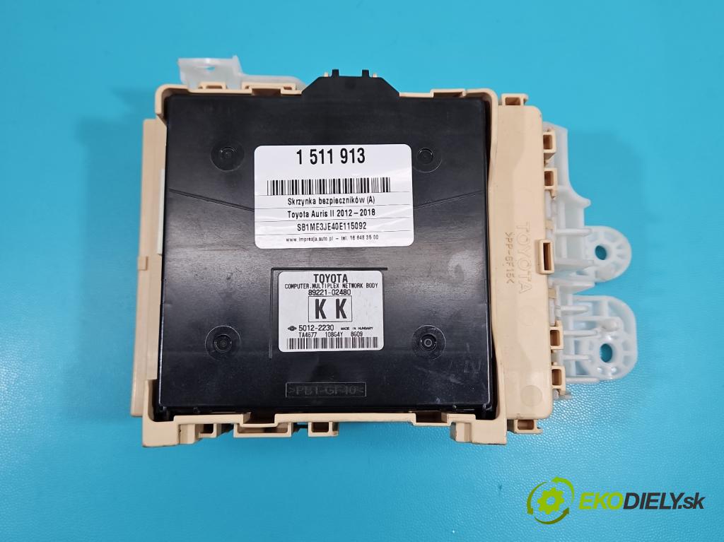Toyota Auris II 2012-2018 1.6 16V 132 hp manual 97 kW 1598 cm3 5- skříňka pojistková 89221-02480 (Pojistková skříňka)