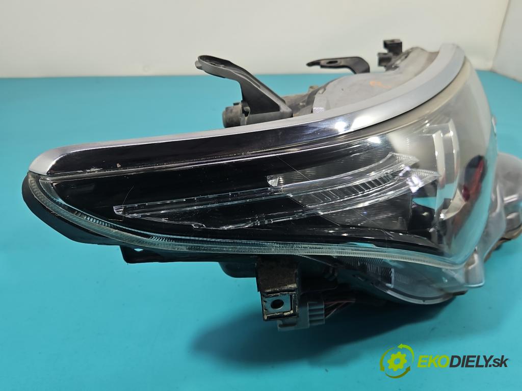 Toyota Auris II 2012-2018 1.6 16V 132  HP manual 97 kW 1598 cm3 5- Reflektor: pravý 81110-02K30 (Svetlo predné pravé)